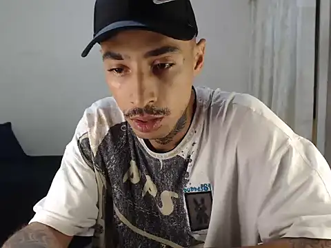 Snapshot of emiliano_hottt chatting on October 27, 2025, 8:21 pm emiliano hottt online show from October 27, 2025, 8:21 pm