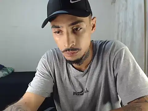 Snapshot of emiliano_hottt chatting on October 13, 2025, 4:03 am emiliano hottt online show from October 13, 2025, 4:03 am