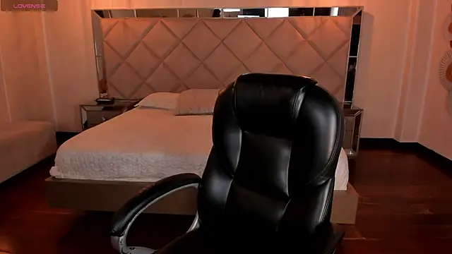 Snapshot of MaryLewis_ chatting on April 12, 2026, 6:00 pm MaryLewis online show from April 12, 2026, 6:00 pm