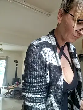 Snapshot of MissMialicious chatting on February 28, 2025, 11:03 am MissMialicious online show from February 28, 2025, 11:03 am