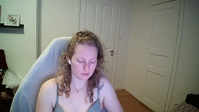 Girlnina-1995 online show from March 10, 2026, 9:24 am