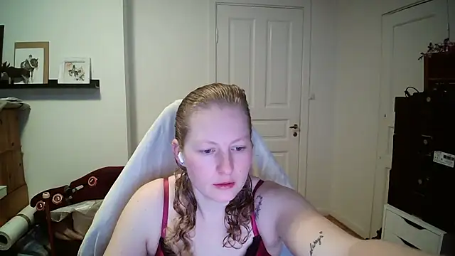 Girlnina-1995 online show from February 18, 2026, 8:33 am