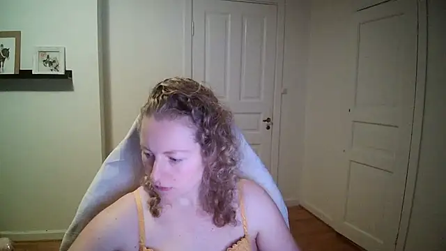 Girlnina-1995 online show from November 25, 2025, 4:07 pm