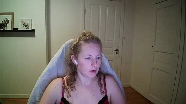 Girlnina-1995 online show from October 15, 2025, 7:11 pm