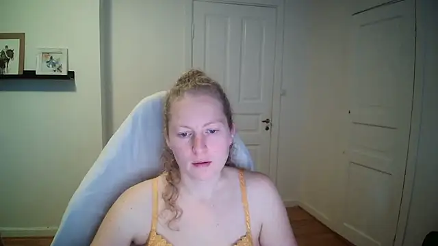 Snapshot of Girlnina-1995 chatting on October 1, 2025, 8:41 am Girlnina-1995 online show from October 1, 2025, 8:41 am