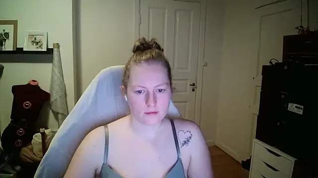 Girlnina-1995 online show from January 7, 2026, 10:04 pm