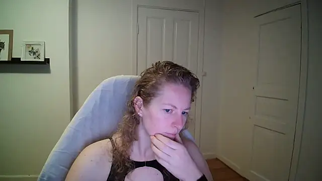 Girlnina-1995 online show from November 5, 2025, 9:01 am