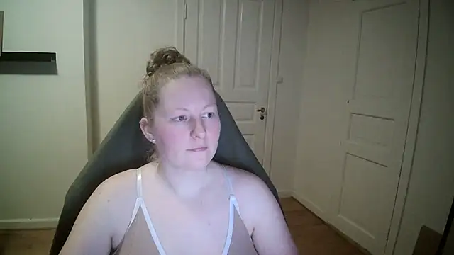 Snapshot of Girlnina-1995 chatting on February 5, 2025, 5:09 pm Girlnina-1995 online show from February 5, 2025, 5:09 pm