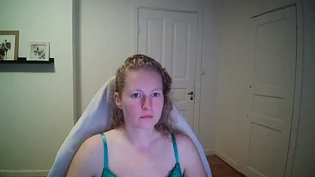 Snapshot of Girlnina-1995 chatting on September 18, 2025, 7:44 am Girlnina-1995 online show from September 18, 2025, 7:44 am