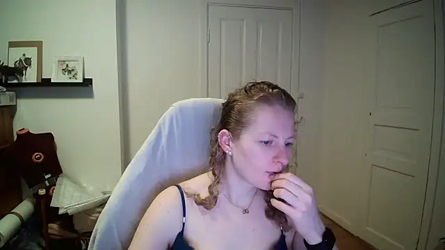 Girlnina-1995 online show from March 4, 2026, 8:44 am