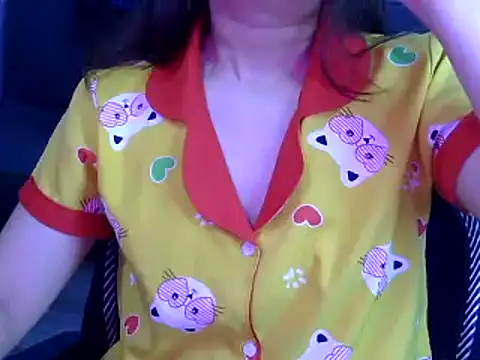 Snapshot of Bee_2k chatting on March 10, 2026, 3:32 am Bee 2k online show from March 10, 2026, 3:32 am