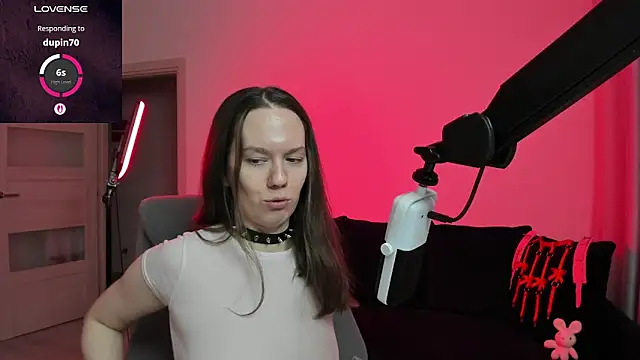 Snapshot of DivineBite chatting on February 17, 2026, 4:37 pm DivineBite online show from February 17, 2026, 4:37 pm