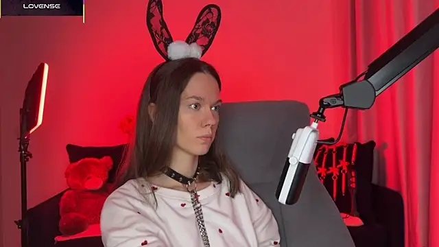 Snapshot of DivineBite chatting on October 29, 2025, 3:11 pm DivineBite online show from October 29, 2025, 3:11 pm