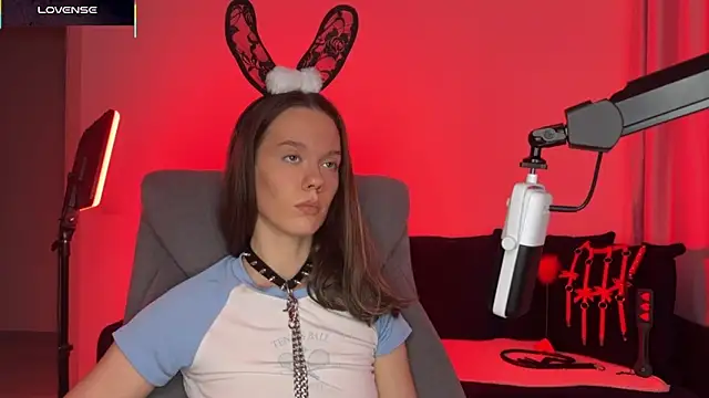 Snapshot of DivineBite chatting on November 13, 2025, 3:49 pm DivineBite online show from November 13, 2025, 3:49 pm