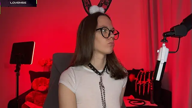 Snapshot of DivineBite chatting on October 17, 2025, 5:15 pm DivineBite online show from October 17, 2025, 5:15 pm