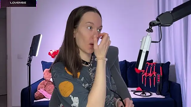 Snapshot of DivineBite chatting on October 21, 2025, 5:12 pm DivineBite online show from October 21, 2025, 5:12 pm