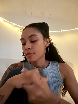 Snapshot of Leaberry chatting on February 15, 2026, 8:19 pm Leaberry online show from February 15, 2026, 8:19 pm