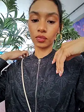 Leaberry online show from November 18, 2025, 5:05 pm