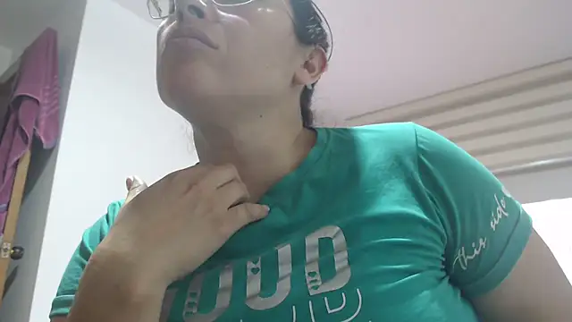 Snapshot of andreaisis2 chatting on October 30, 2025, 8:28 pm andreaisis2 online show from October 30, 2025, 8:28 pm