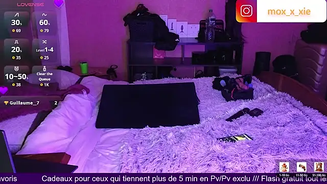 Snapshot of Moxxxie chatting on April 16, 2026, 2:07 pm Moxxxie online show from April 16, 2026, 2:07 pm