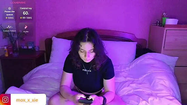 Snapshot of Moxxxie chatting on April 1, 2026, 4:37 pm Moxxxie online show from April 1, 2026, 4:37 pm