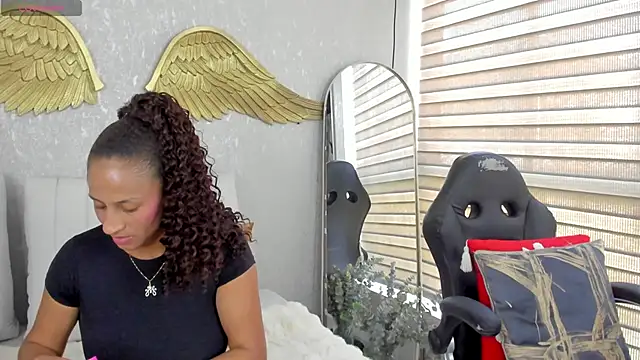 Snapshot of EmmaFerrary chatting on April 16, 2026, 7:14 pm EmmaFerrary online show from April 16, 2026, 7:14 pm