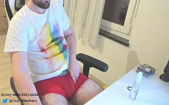 Snapshot of cozy-mike chatting on June 6, 2026, 11:21 pm cozy-mike online show from June 6, 2026, 11:21 pm