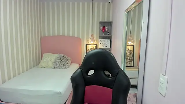 LORELAIGIVEN online show from November 26, 2025, 12:27 pm