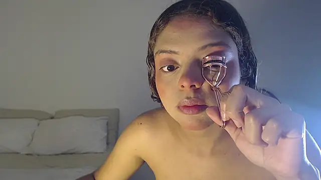 Snapshot of ValienteGirl_ chatting on February 2, 2026, 2:43 am ValienteGirl online show from February 2, 2026, 2:43 am