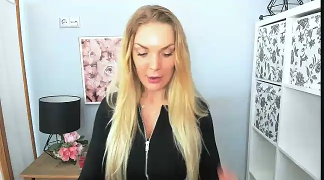 AulloraHoney online show from February 26, 2025, 11:54 am