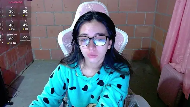 Maggie Fox3 online show from May 17, 2026, 3:39 am