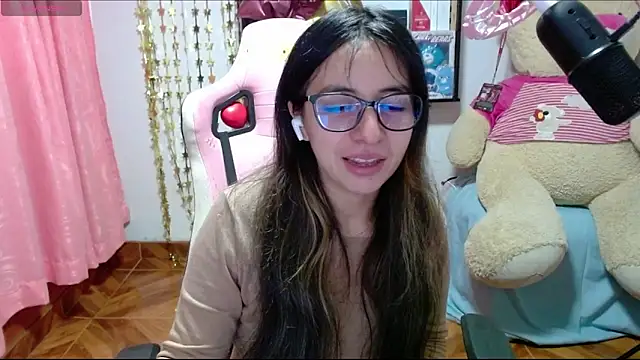 Maggie Fox3 online show from November 25, 2025, 1:39 am