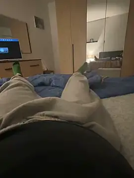 Snapshot of alex21017 chatting on December 3, 2024, 10:12 pm alex21017 online show from December 3, 2024, 10:12 pm