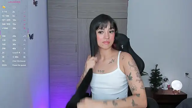 Lizzie corner v online show from November 20, 2025, 2:07 pm