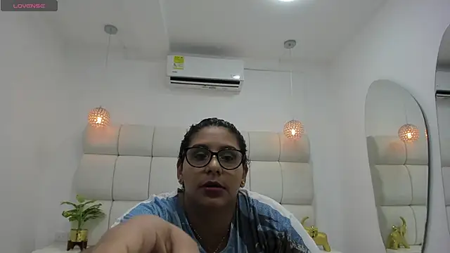Snapshot of DanielleEvans_ chatting on October 1, 2025, 11:25 am DanielleEvans online show from October 1, 2025, 11:25 am
