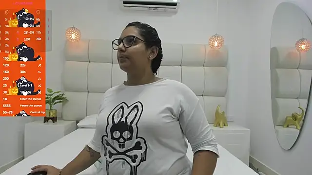 Snapshot of DanielleEvans_ chatting on October 7, 2025, 11:22 am DanielleEvans online show from October 7, 2025, 11:22 am