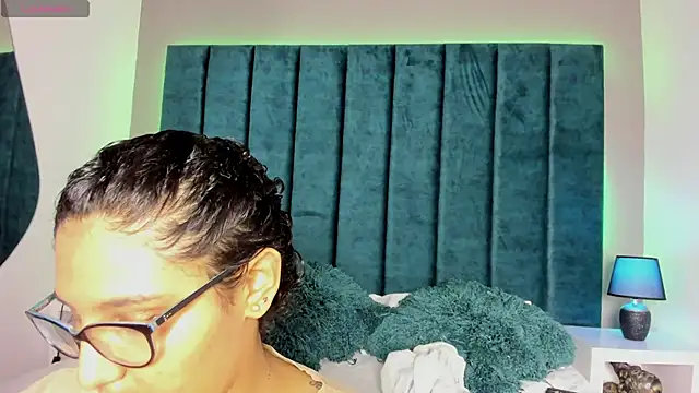 DanielleEvans  online show from December 3, 2025, 11:09 am