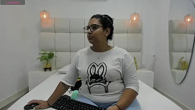 DanielleEvans  online show from October 29, 2025, 11:20 am