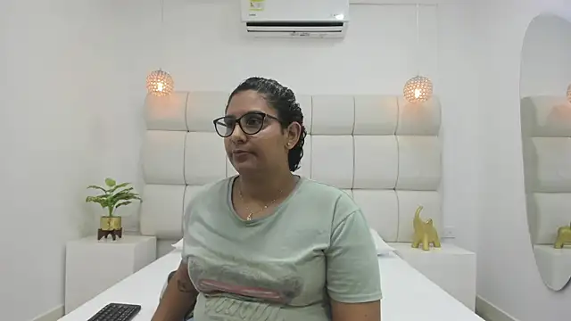 Snapshot of DanielleEvans_ chatting on October 3, 2025, 11:12 am DanielleEvans online show from October 3, 2025, 11:12 am