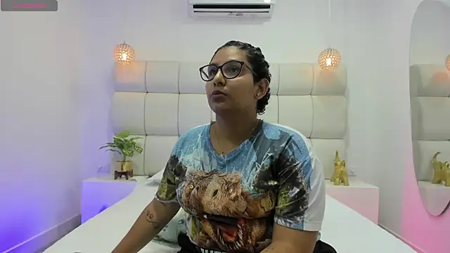 DanielleEvans  online show from November 20, 2025, 11:11 am