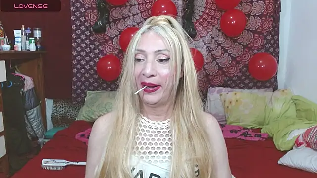 Snapshot of elena_evans chatting on February 26, 2025, 12:20 am elena evans online show from February 26, 2025, 12:20 am