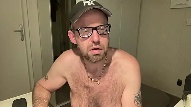 FABIOGLASSES online show from September 21, 2025, 10:26 pm