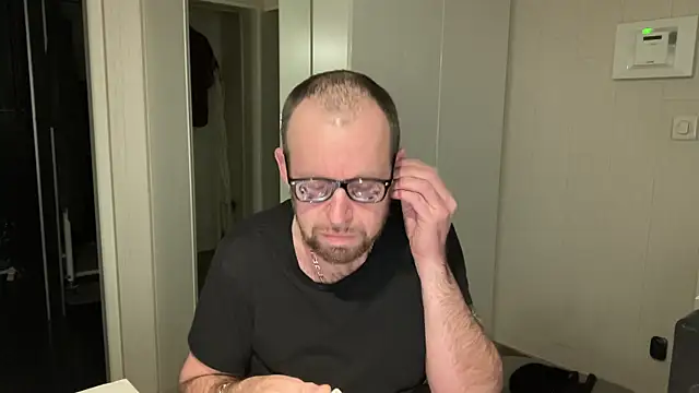 FABIOGLASSES online show from November 17, 2025, 10:25 pm