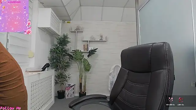 Snapshot of EllaMilf_ chatting on April 14, 2026, 3:44 am EllaMilf online show from April 14, 2026, 3:44 am