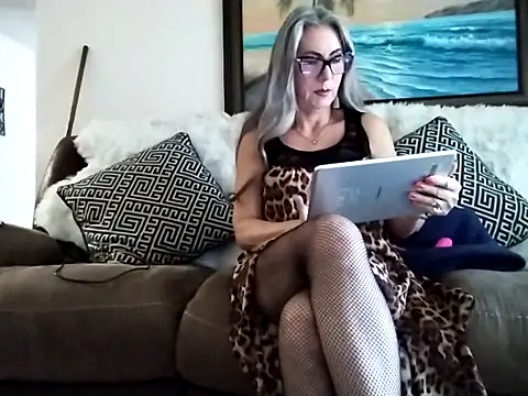 Snapshot of EvaRobinson chatting on March 11, 2025, 8:20 pm EvaRobinson online show from March 11, 2025, 8:20 pm