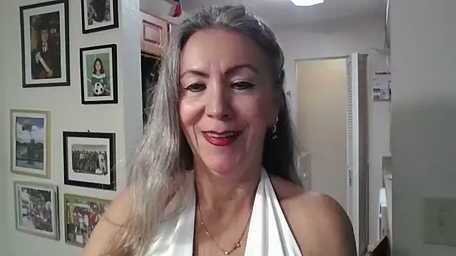 Snapshot of EvaRobinson chatting on February 17, 2025, 11:22 pm EvaRobinson online show from February 17, 2025, 11:22 pm