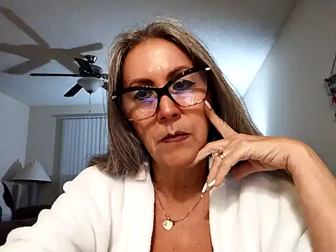 Snapshot of EvaRobinson chatting on February 25, 2025, 12:03 am EvaRobinson online show from February 25, 2025, 12:03 am
