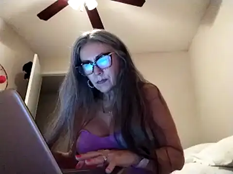 Snapshot of EvaRobinson chatting on March 13, 2025, 5:22 am EvaRobinson online show from March 13, 2025, 5:22 am