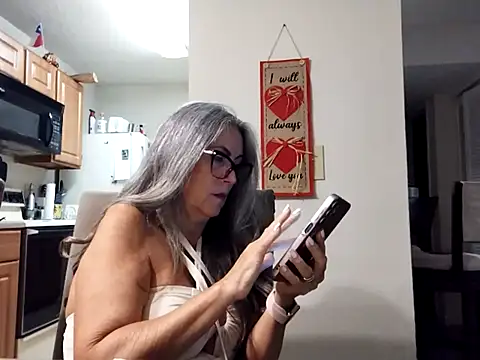 Snapshot of EvaRobinson chatting on February 28, 2025, 1:47 am EvaRobinson online show from February 28, 2025, 1:47 am