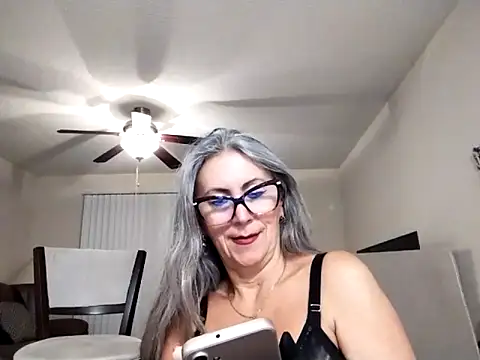 Snapshot of EvaRobinson chatting on February 13, 2025, 12:02 am EvaRobinson online show from February 13, 2025, 12:02 am